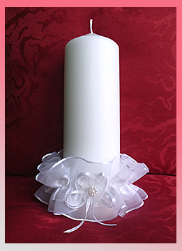 festlicher Kerzenschmuck für eine weiße Tischkerze