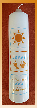 Moderne Taufkerze mit aufgedrucktem Motiv aus individuell gestalteten Quadraten mit Text und Symbolen zur Taufe