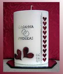 Hochzeitskerze Herzband in dunkelrot-marmoriert mit silber auf einer ovalen Blockkerze