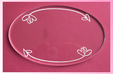 ovaler transparenter Teller mit eingravierten Herzblumen