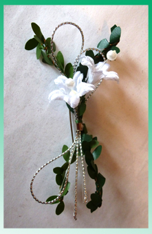 Anstecknadel mit weißen Blüten und Perle